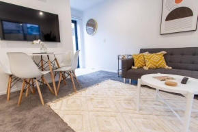 Chic City Apt by Little High